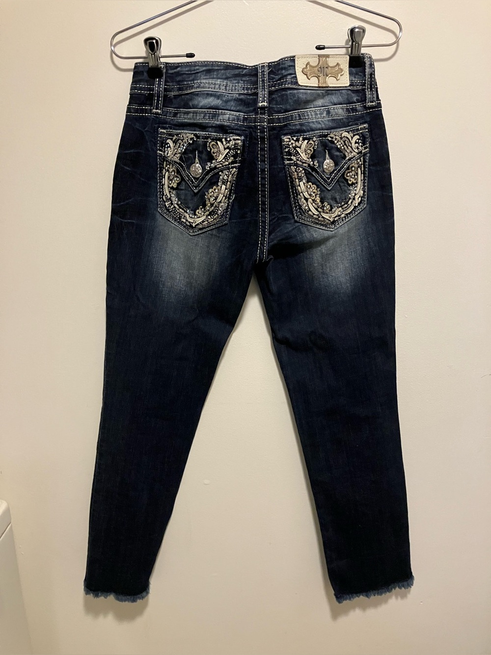 PERFECT PRISTINE MISS ME DARK INDIGO RHINSTONE EMBELLISHED CAPRI RAW HEM SIZE 26